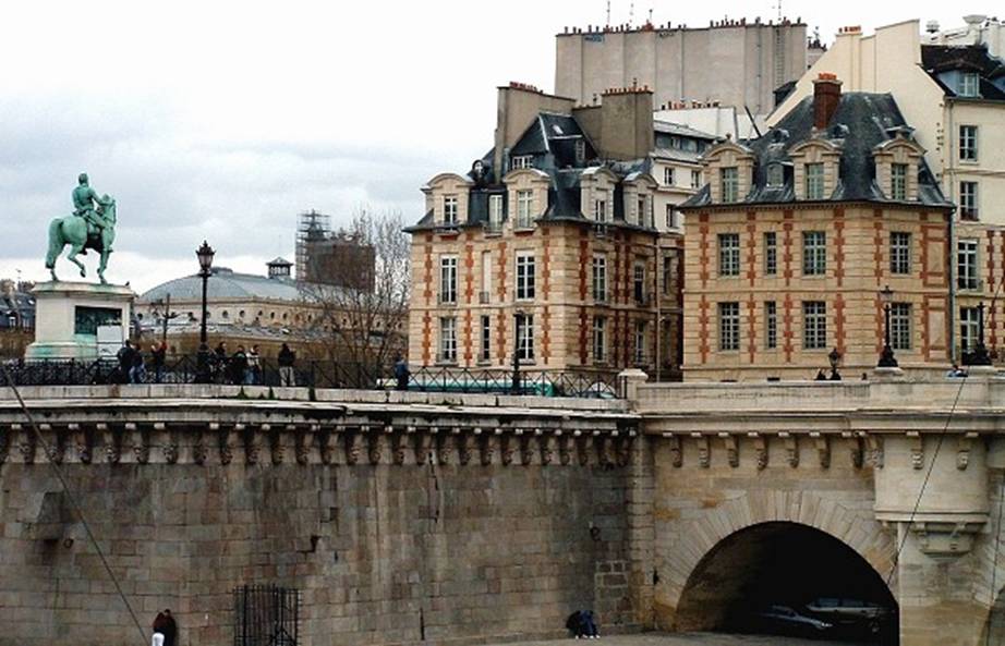 Description: C:\Users\ludivine\Desktop\Visites culturelles\Sur les traces d'Henri IV\01 Façade extérieur de la place Dauphine\entree_de_la_place_de_dauphine_pont_neuf_et_statue_d_henri_iv.jpg